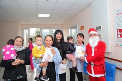 Giving Christmas gifts for unwell children in Duc Giang Hospital 2019